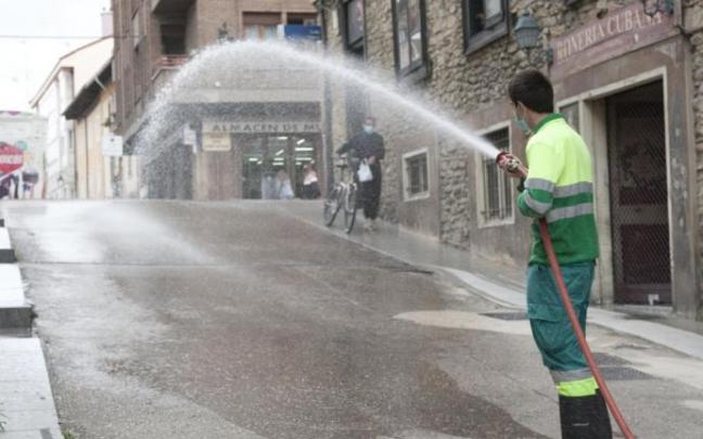 Un trabajador de FCC limpiando una calle de Vitoria