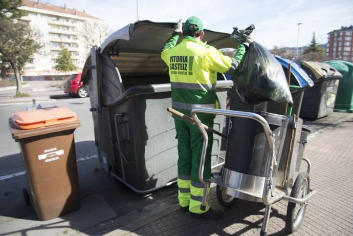 Un trabajador del servicio de limpieza de Vitoria.