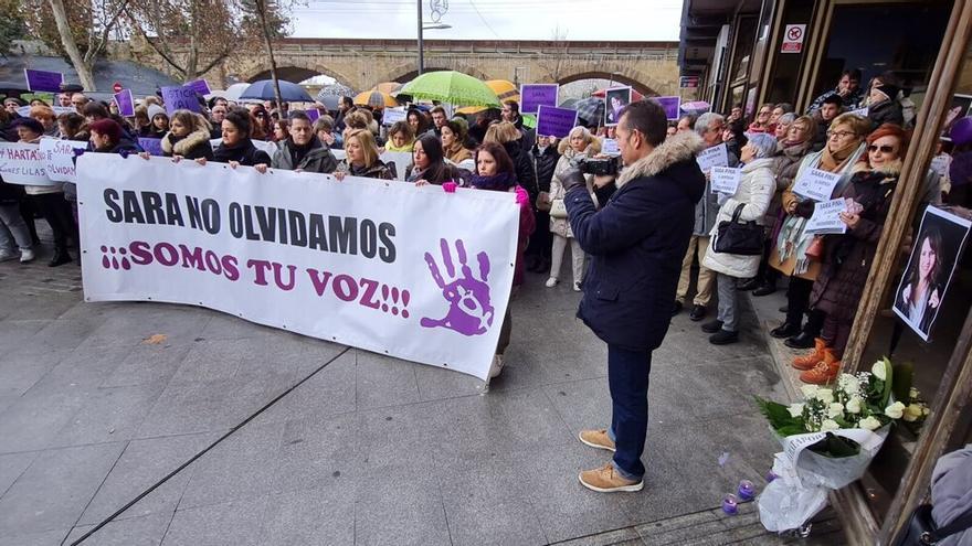 Concentración antes del inicio de la marcha en el portal donde vivía Sara Pina y donde fue encontrada aquel 8 de enero de 2022