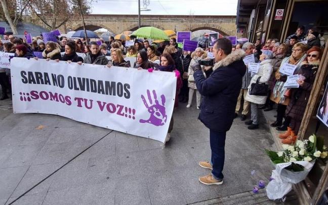 Concentración antes del inicio de la marcha en el portal donde vivía Sara Pina y donde fue encontrada aquel 8 de enero de 2022