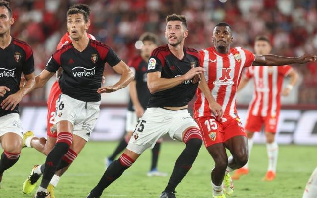 David García pugna con Akieme en una jugada defensiva. David García pugna con Akieme en una jugada defensiva.