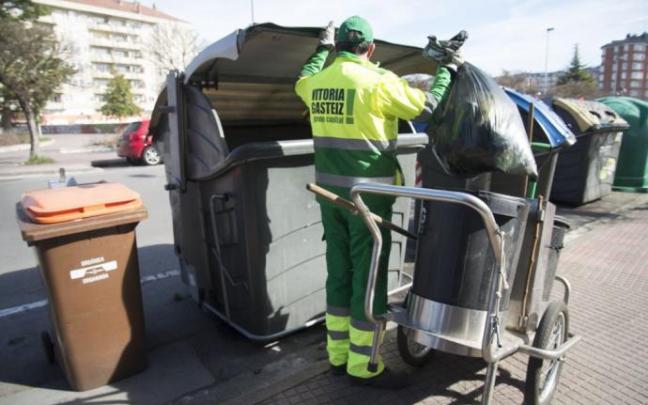 Un trabajador del servicio de limpieza de Vitoria. Un trabajador del servicio de limpieza de Vitoria.