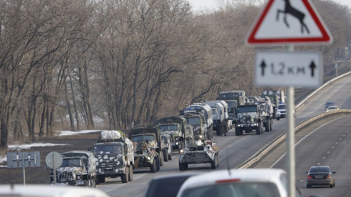 Vehículos militares aparcados junto a una carretera en la región de Belgorod al inicio de la guerra.