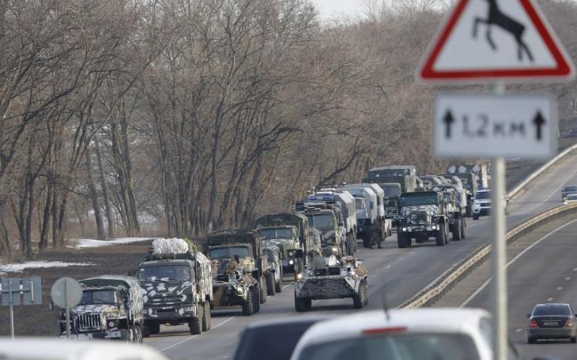 Veh&iacute;culos militares aparcados junto a una carretera en la regi&oacute;n de Belgorod al inicio de la guerra.