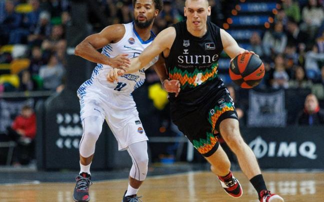 Nikola Radicevic dirige un ataque ante la defensa de Clevin Hannah. Nikola Radicevic dirige un ataque ante la defensa de Clevin Hannah.