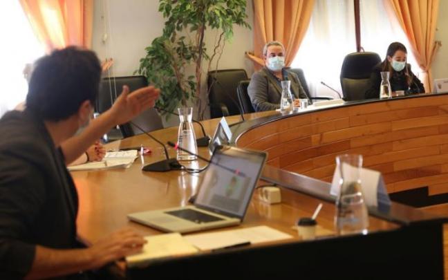 Miguel Ángel Cuevas, al fondo, durante el pleno en el que fue reprobado por la oposición el año pasado.