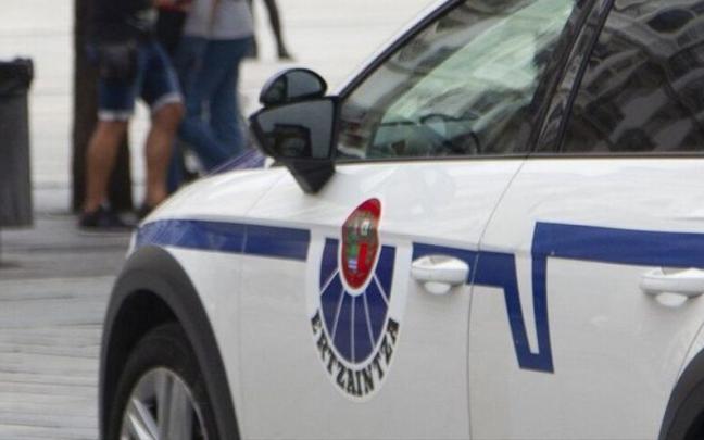 Un coche de la Ertzaintza en Vitoria Un coche de la Ertzaintza en Vitoria