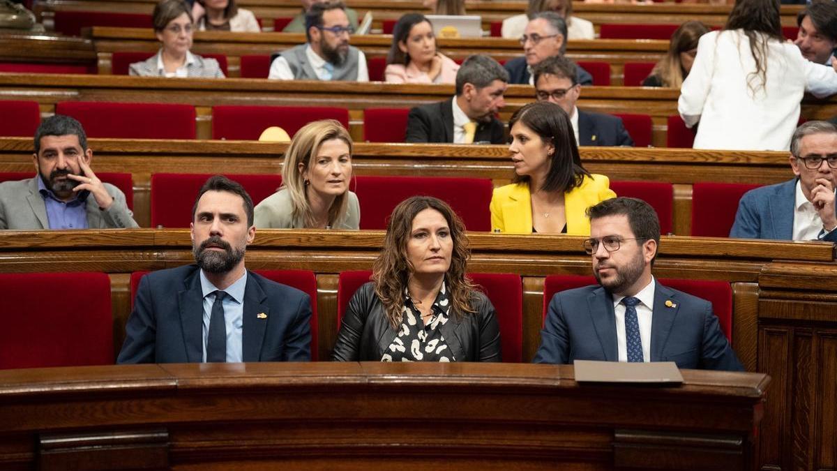 Aragonès junto a los consellers de Presidencia y de Empresa, y el escaño vacío de Puigneró tras su cese.