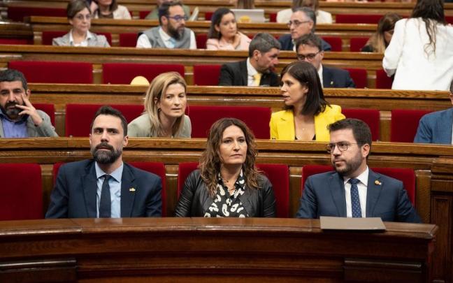 Aragonès junto a los consellers de Presidencia y de Empresa, y el escaño vacío de Puigneró tras su cese. Aragonès junto a los consellers de Presidencia y de Empresa, y el escaño vacío de Puigneró tras su cese.