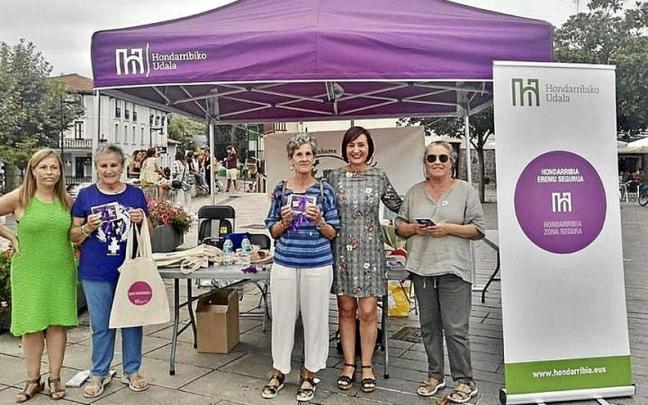 La edil Larrarte, junto a colaboradoras, en Damarri. | FOTO: N.G.