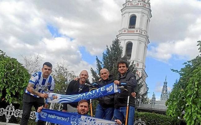 Óscar Parrondo, Yoseba García y otros hinchas, ayer en Tiraspol. Óscar Parrondo, Yoseba García y otros hinchas, ayer en Tiraspol.