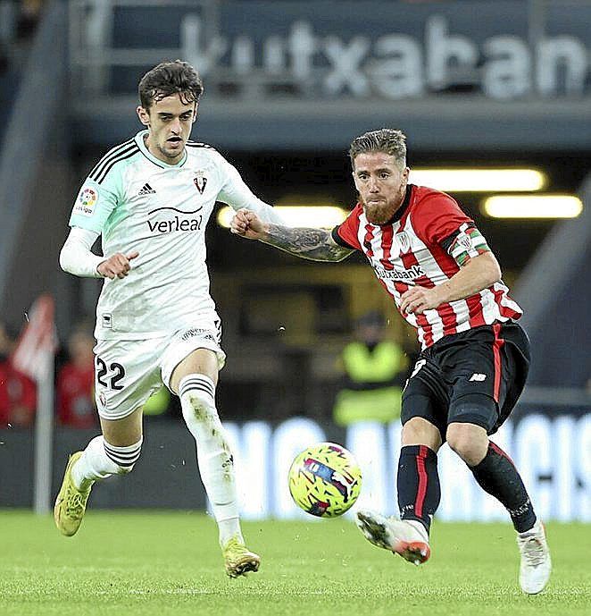 Pugna de Aimar Oroz con Iker Muniain.