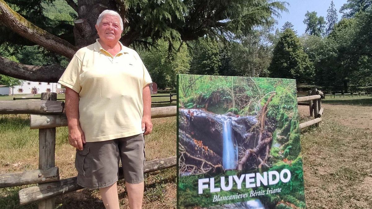 Blanca Bértiz Iriarte con el libro que acaba de publicar, Fluyendo, en plena naturaleza, en el Parque Natural del Señorío de Bertiz.