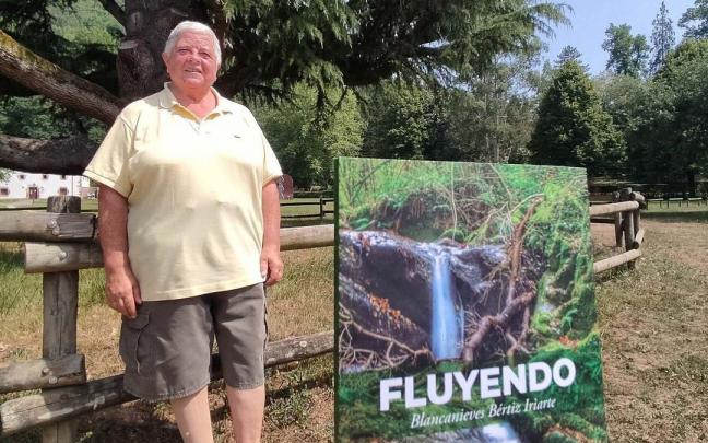 Blanca B&eacute;rtiz Iriarte con el libro que acaba de publicar, Fluyendo, en plena naturaleza, en el Parque Natural del Se&ntilde;or&iacute;o de Bertiz.