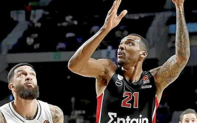 Bolomboy lanza a canasta ante la mirada de Poirier, durante el choque entre el Madrid y Olympiacos.