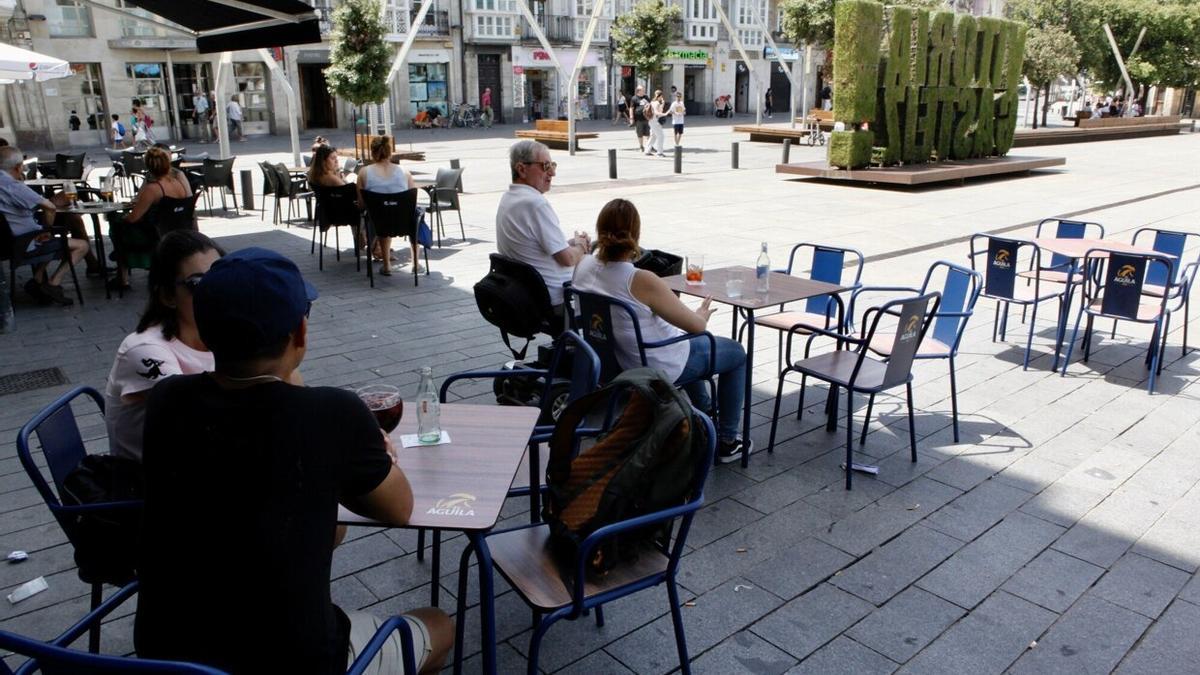 Personas sentadas en la terraza de un bar de Vitoria