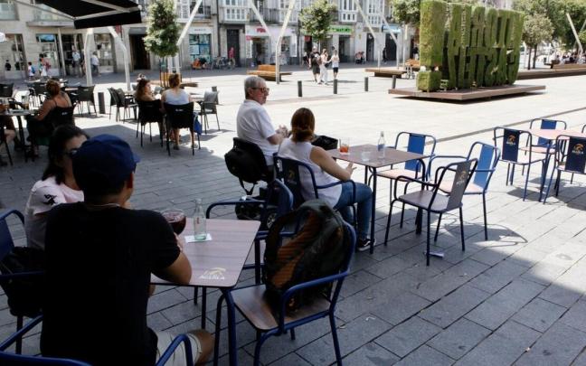 Personas sentadas en la terraza de un bar de Vitoria Personas sentadas en la terraza de un bar de Vitoria