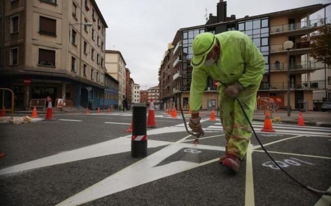 Trabajadores pintando el cruce de las calles Manuel de Falla y Río Urrobi durante las obras de reurbanización para ampliar el espacio peatonal. Trabajadores pintando el cruce de las calles Manuel de Falla y Río Urrobi durante las obras de reurbanización para ampliar el espacio peatonal.