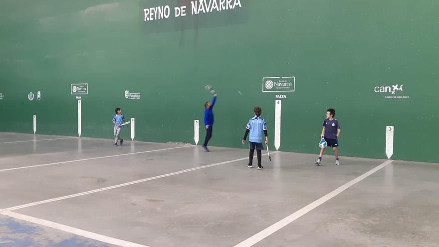Niños juegan en el frontón Reyno de Navarra de Rosario.