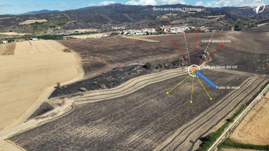 Croquis del foco inicial del incendio, con la dirección de propagación. Al fondo, Legarda y la Sierra del Perdón.