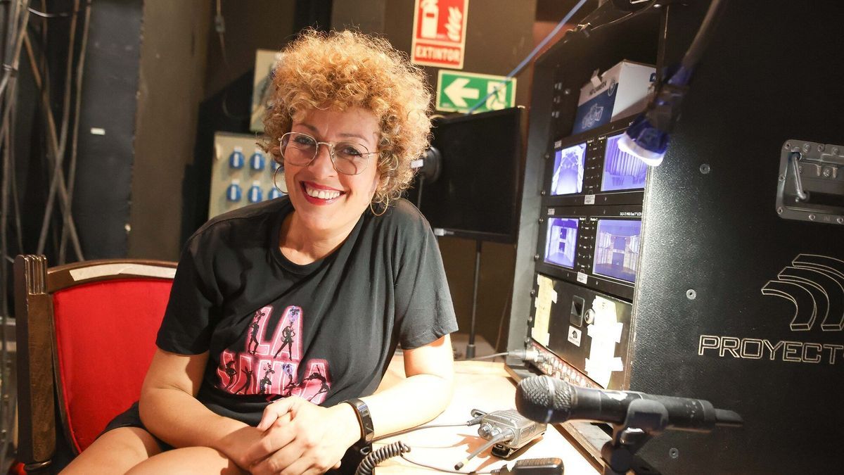 Ariadna Castedo trabaja frente al centro de operaciones.