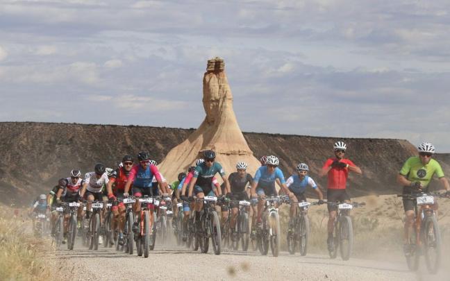 El pelotón a su paso por el monolito de Castildetierra