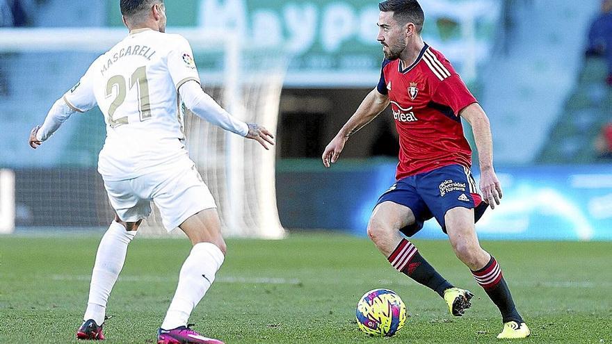 Moi Gómez trata de driblar a Mascarell antes de sentir molestias en su gemelo izquierdo y ser sustituido por Aimar Oroz. | FOTO: CLUB ATLÉTICO OSASUNA