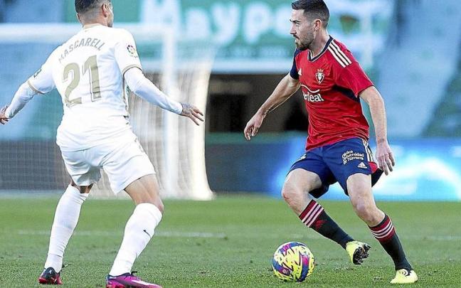 Moi Gómez trata de driblar a Mascarell antes de sentir molestias en su gemelo izquierdo y ser sustituido por Aimar Oroz. | FOTO: CLUB ATLÉTICO OSASUNA