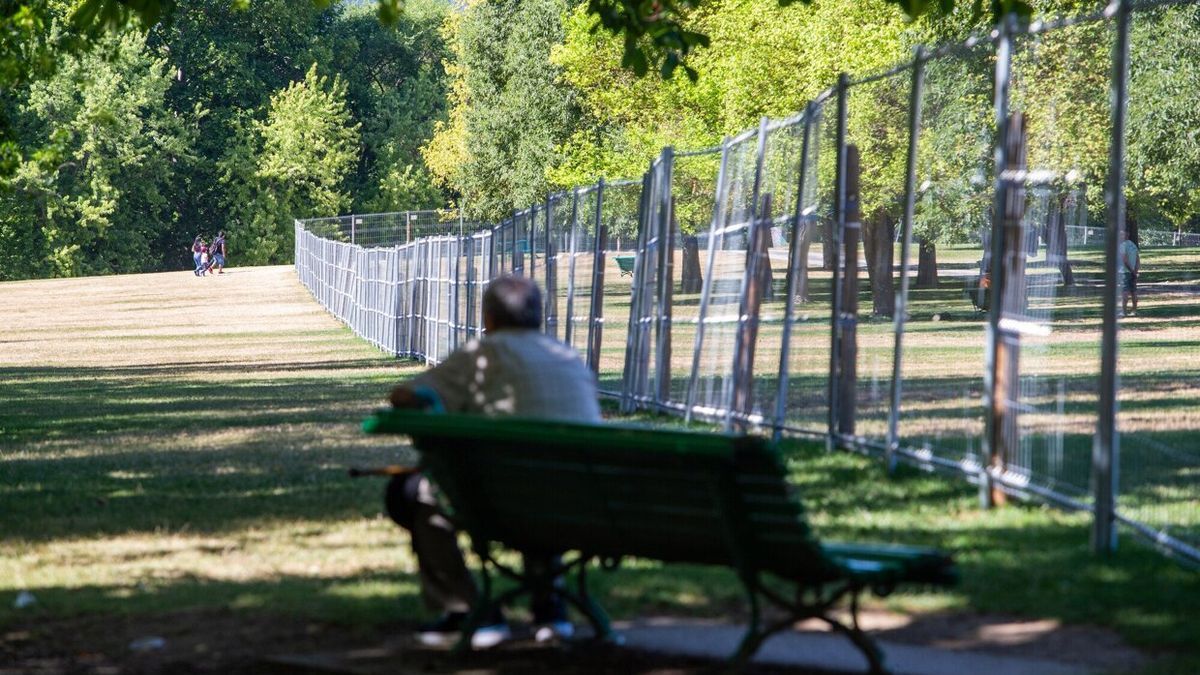 Los vecinos pasean rodeados de las vallas que aún no se han retirado.