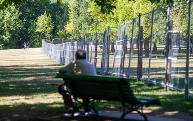 Los vecinos pasean rodeados de las vallas que aún no se han retirado. Los vecinos pasean rodeados de las vallas que aún no se han retirado.
