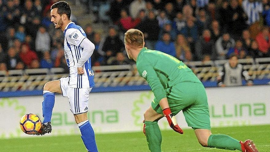 1. Mikel Aranburu celebra el gol de Xabi Prieto (de penalti) que significó el 2-1 en la Liga 2010-11.2. Juanmi marca ante Ter Stegen el gol anulado de 2016.3. Martín Zubimendi, abatido tras uno de los goles barcelonistas en el 1-6 del campeo