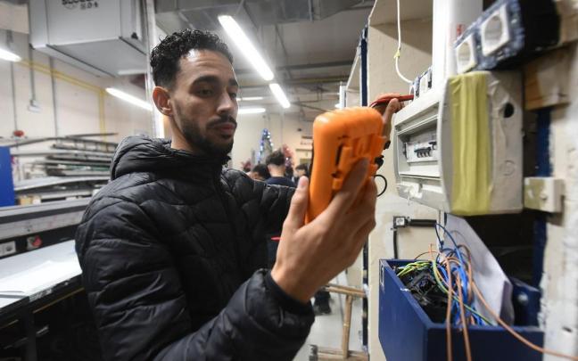 Mohamed Harmouch lleva años y medio formándose en uno de los centros con los que cuenta Peñascal Kooperatiba.