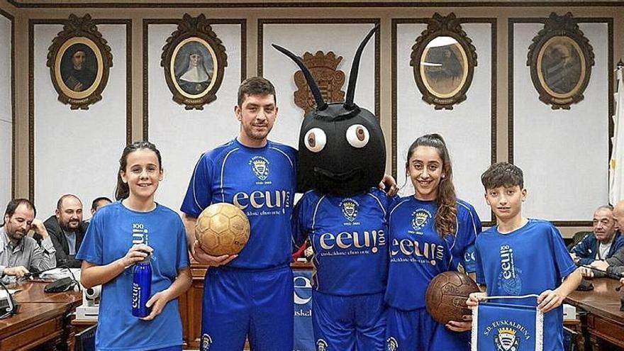 Presentación del programa con la mascota Tente.