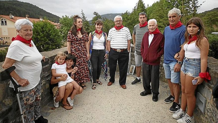 Nueve vecinos, uno de cada generación, lanzaron los cohetes.