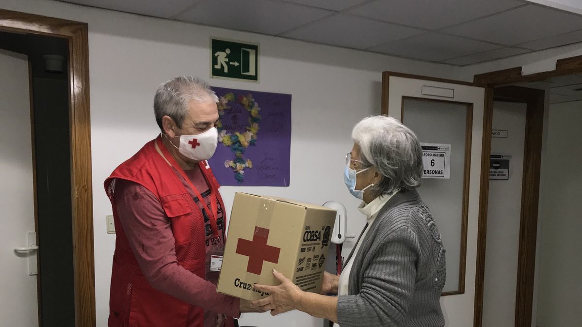 Un voluntario de la Cruz Roja.