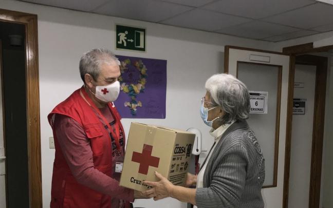Un voluntario de la Cruz Roja. Un voluntario de la Cruz Roja.