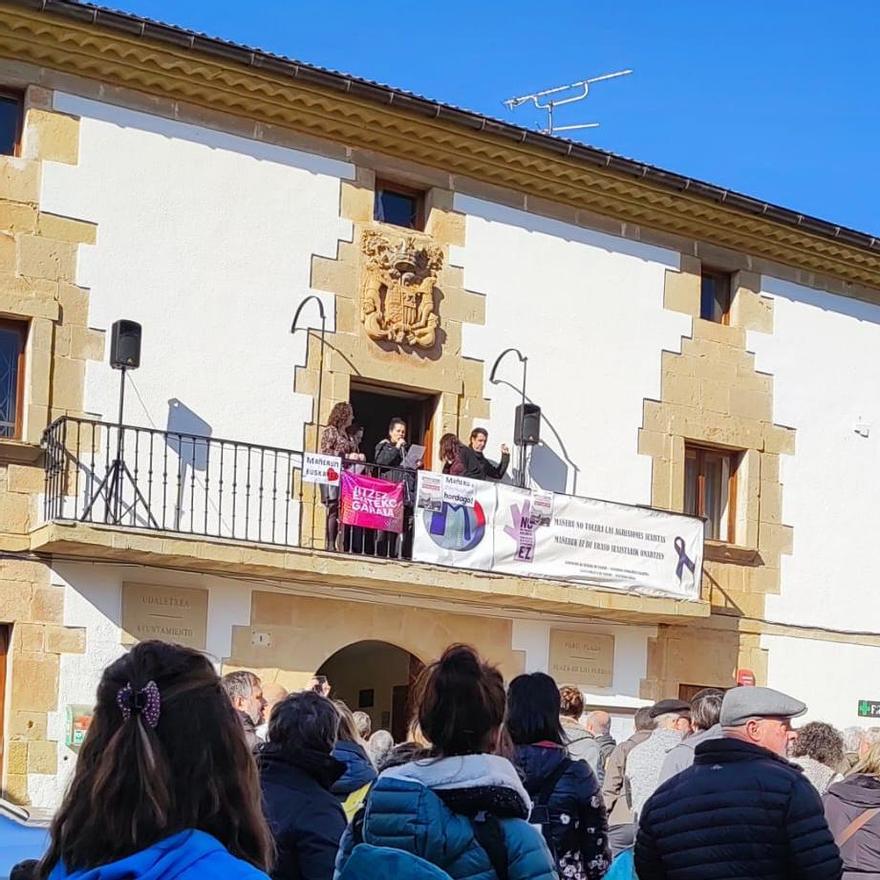 Concentración en Mañeru en apoyo al euskera.