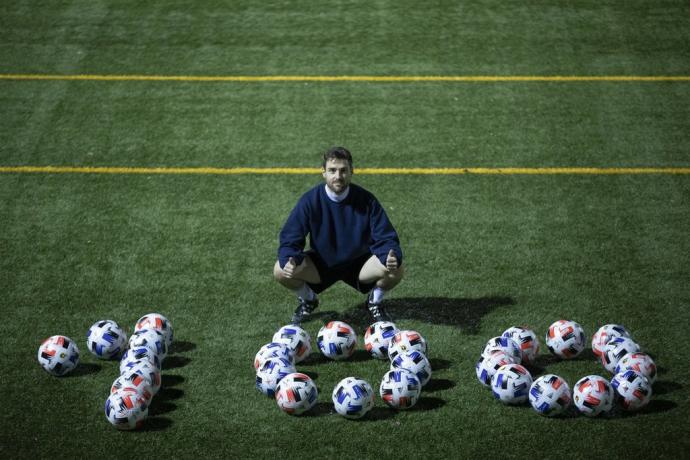 Ander Iriguíbel posa después de haber conseguido anotar 100 goles en Tercera.