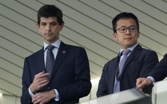 Fernández de Trocóniz, pensativo en el palco antes de un partido