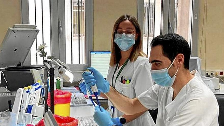 Profesionales analizan una prueba de VIH en el laboratorio.