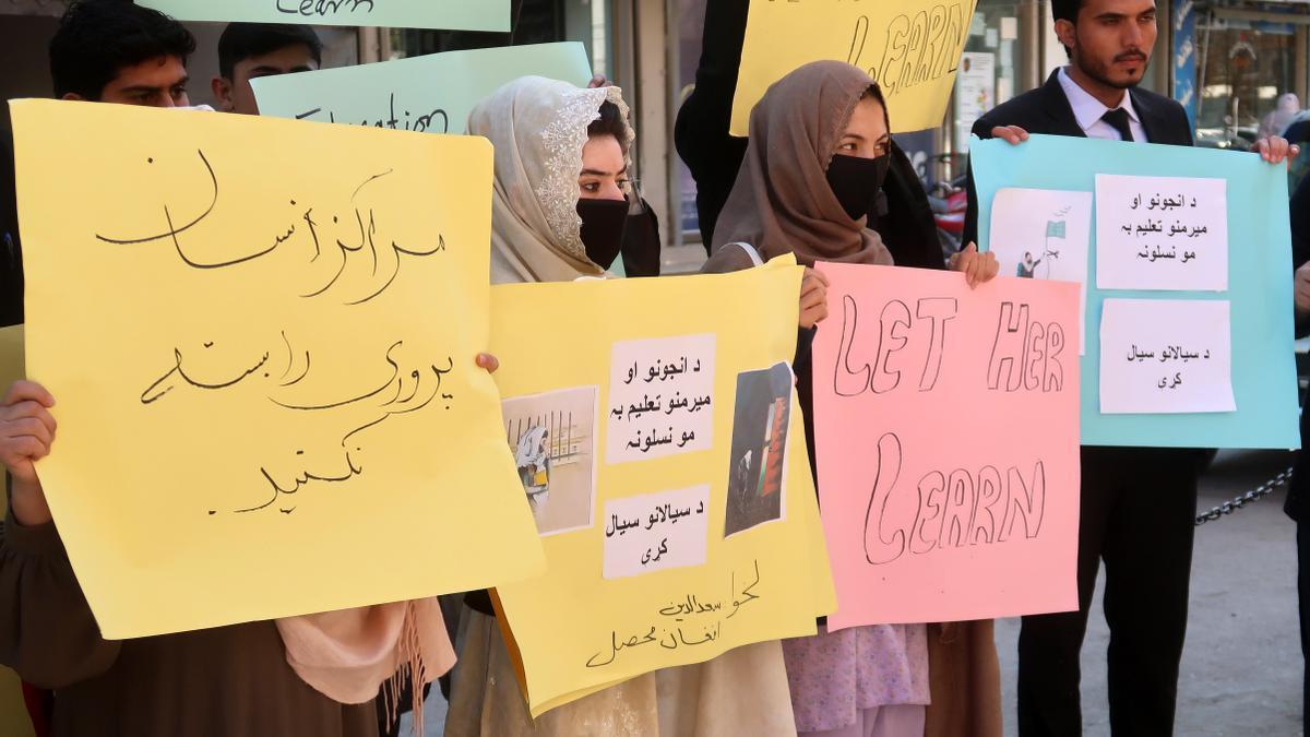 Carteles reclamando a los talibanes que permitan a las mujeres recibir educación en las escuelas.