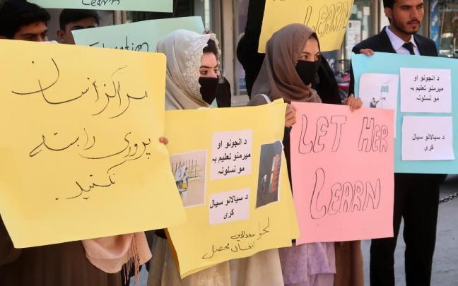 Carteles reclamando a los talibanes que permitan a las mujeres recibir educación en las escuelas. Carteles reclamando a los talibanes que permitan a las mujeres recibir educación en las escuelas.