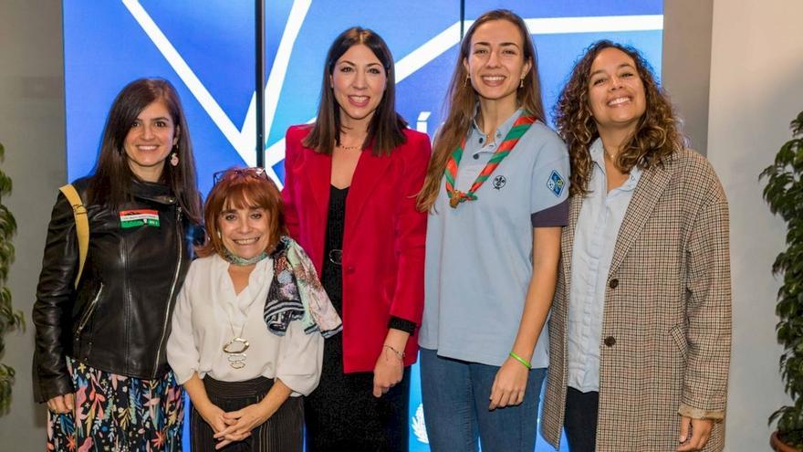 La directora de Gernika Gogoratuz –segunda por la izquierda– durante el acto en Elche.