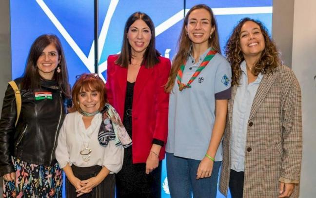 La directora de Gernika Gogoratuz –segunda por la izquierda– durante el acto en Elche.