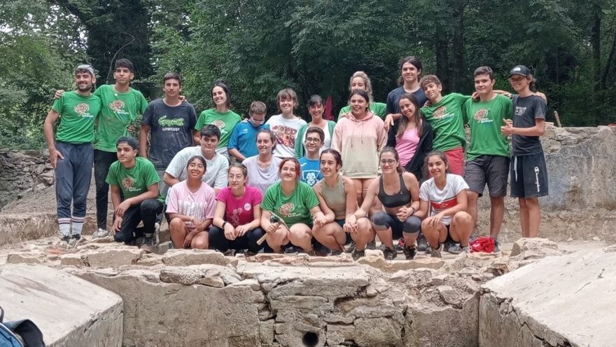 Jóvenes recuperan el antiguo lavadero de piedra de Gorliz