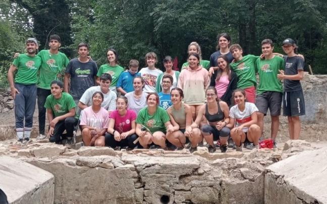 J&oacute;venes recuperan el antiguo lavadero de piedra de Gorliz