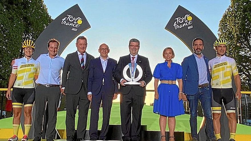 Las autoridades vascas, ayer en el podio de París, con el trofeo que simboliza el relevo para organizar la salida del Tour de 2023. | FOTO: IREKIA