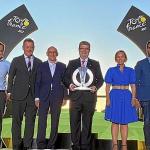 Las autoridades vascas, ayer en el podio de Par&iacute;s, con el trofeo que simboliza el relevo para organizar la salida del Tour de 2023. | FOTO: IREKIA