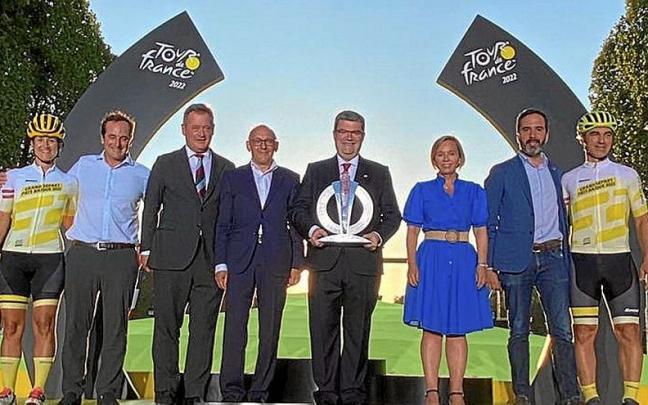 Las autoridades vascas, ayer en el podio de Par&iacute;s, con el trofeo que simboliza el relevo para organizar la salida del Tour de 2023. | FOTO: IREKIA