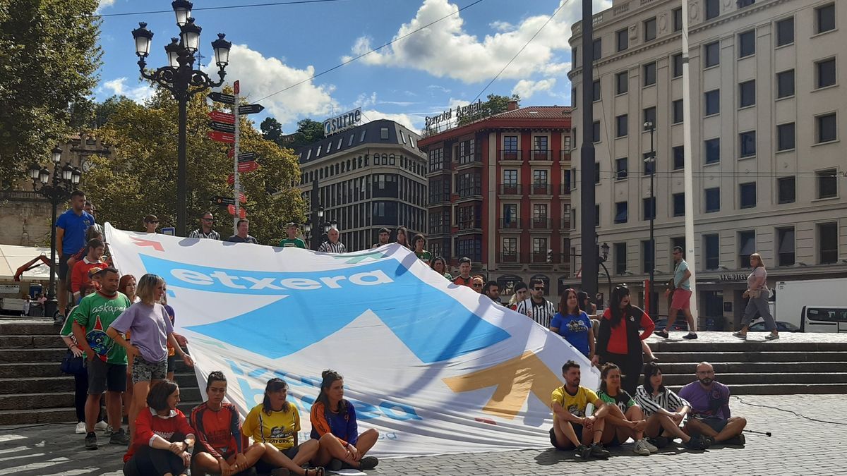 Representantes de Bilbao Konpartsak en la presentación de la manifestación.